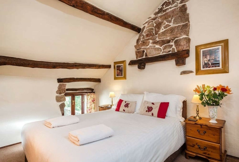 Hardknott Cottage double gallery bedroom