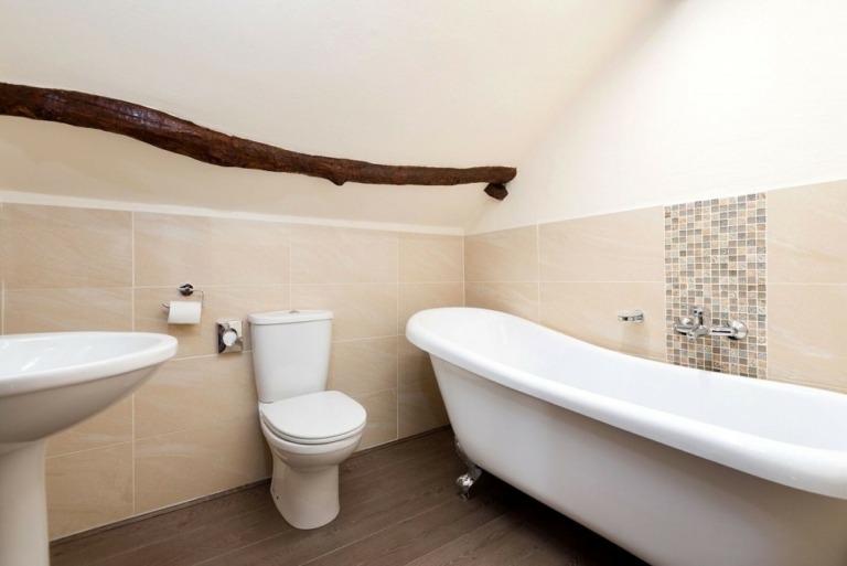 Scafell's upstairs ensuite Bathroom