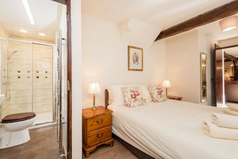 Scafell cottage downstairs double bedroom with ensuite bathroom