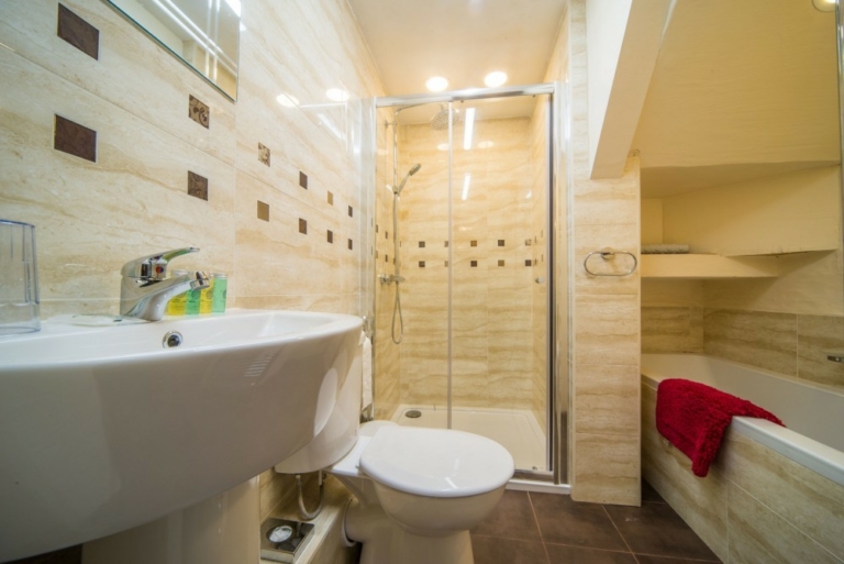 Scafell's ensuite bathroom on ground floor