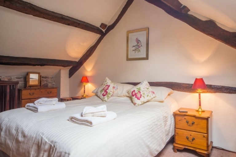 Scafell upstairs kingsize bedroom with ensuite bathroom