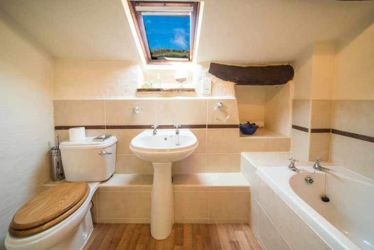 Wastwater upstairs ensuite bathroom