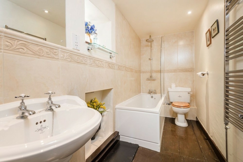 The Farmhouse ensuite bathroom - Bridge End Farm Cottages