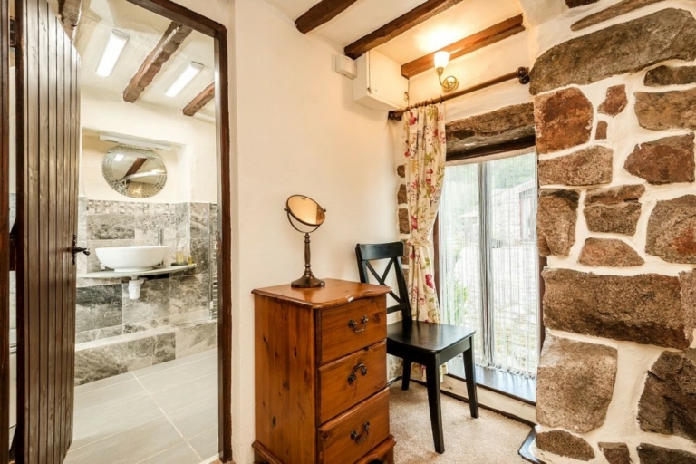 Stanley Ghyll bedroom with ensuite bathroom